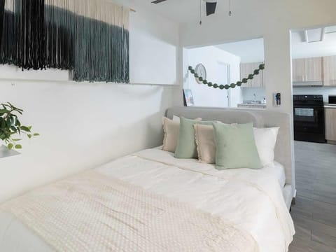 Beachfront studio with queen bed
