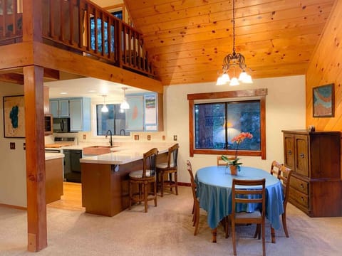 During lockdowns, we got busy updating the chalet in nature-inspired copper, blue, and crema marfil marble. The new decor evokes pristine lakes, crystal rivers, and rugged canyons. Natural woodwork in honey, cherry, and walnut complete the look.