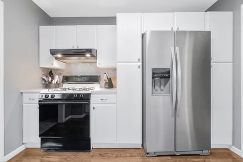 Full Kitchen with Water/Ice Dispenser