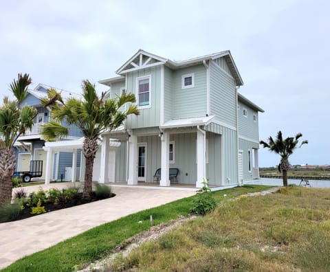 Welcome to the Laguna Lady--a 3 BR lakefront house with a private dock