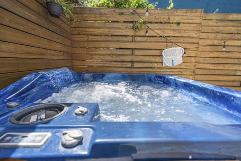 Outdoor Oasis: Unwind in style with bubbles and privacy in your own enchanting retreat!