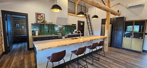 Live edge slab bar seats 4 in the fully stocked kitchen.