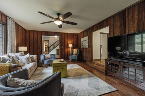 Livingroom area with view to the entrance and dining room