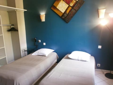 Unit with 2 Single beds