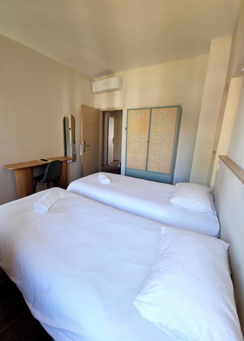 Unit with 2 Single beds