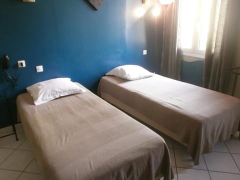 Unit with 2 Single beds