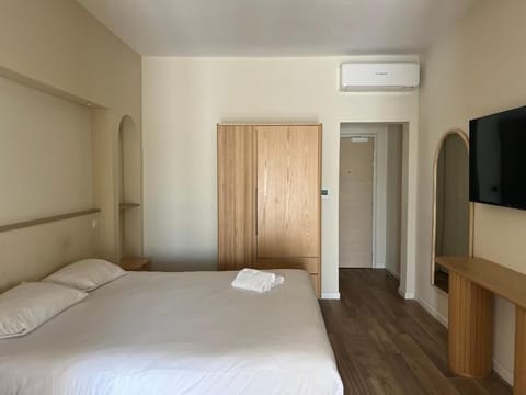 Unit with 1 Queen Bed