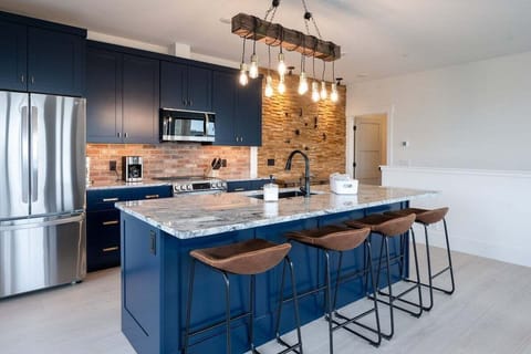 Extra Seating for 4 at the Bar