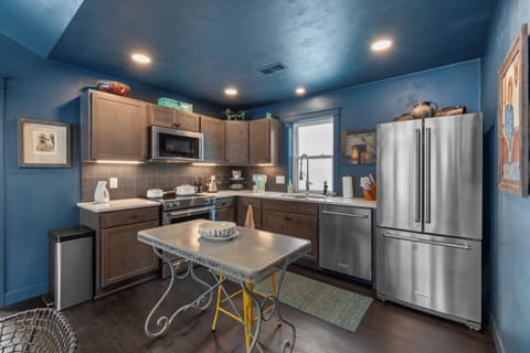 Modern kitchen setup ready for everyday cooking & hosting.