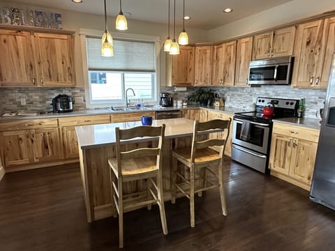 Full kitchen with cooking amenities
