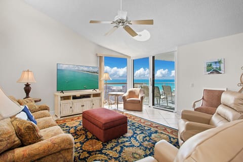 01-Mainsail-382-Living
