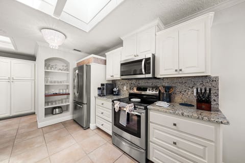 From gourmet meals to quick snacks, everything is within reach in this modern and stylish space.