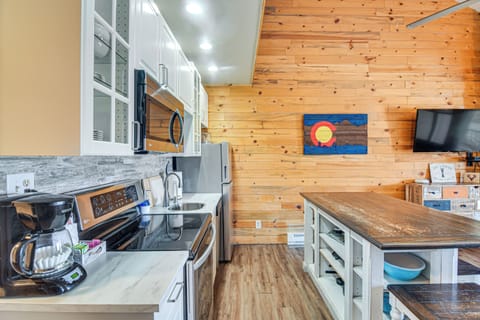 Kitchen | 1st Floor | Stove/Oven | Dishware/Flatware
