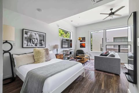 Relax yourself in this downtown studio!