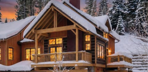 Gold Crest is your mountain‑modern basecamp at Tamarack, steps from the slopes.