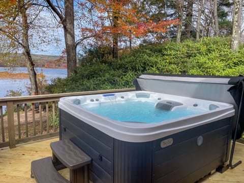 New Hot Tub! Perfect timing for fall and winter bookings. What a wonderful addition and highly requested amenity to the Secluded Lakefront Escape.