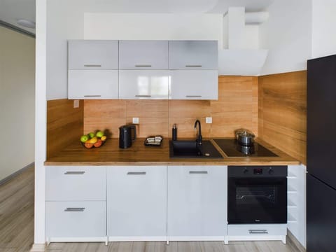 Functionally equipped kitchenette where you can prepare delicious meals and snacks using such appliances as an electric kettle, oven and induction hob.