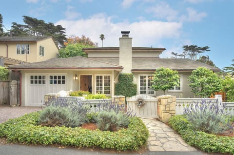 Welcome to "Coastal Cottage" ~ Easy Walk to the Beach!