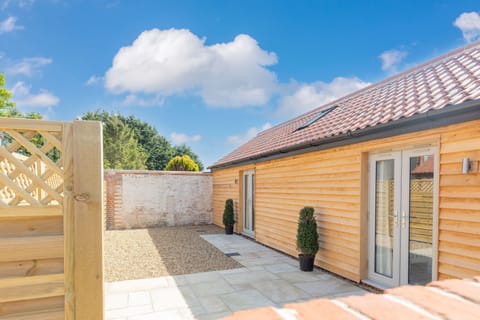 Entrance & Courtyard Garden