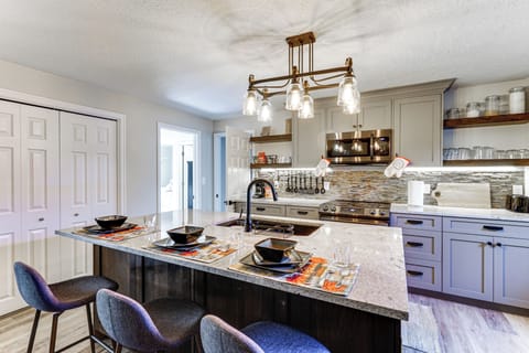 Dining Area | Dishware & Flatware Provided | Central A/C & Heat