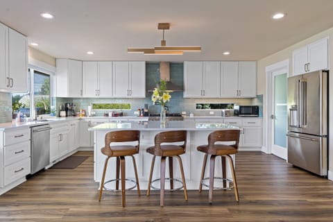 Fully equipped kitchen for all meals! Enjoy a snack or a hot cocoa at the bar.