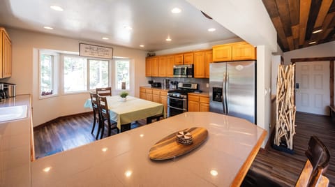 Fully equipped kitchen with an additional dining table