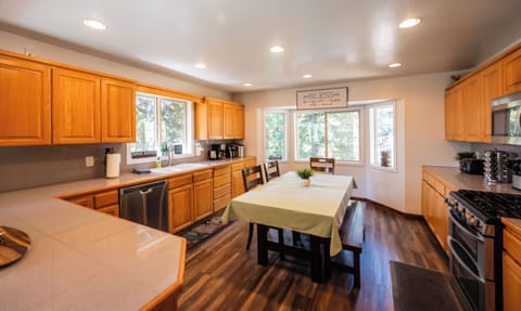 Fully equipped kitchen with an additional dining table