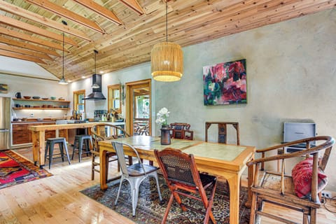 Dining | Dishware & Flatware Provided