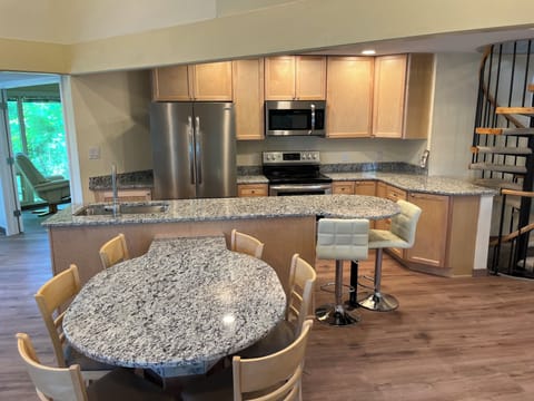 seating for 6 and an counter high seating 