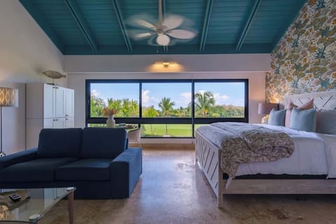 Master bedroom Ocean and Golf view, an ideal space for breakfast in bed.