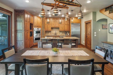 Dining table can seat 6