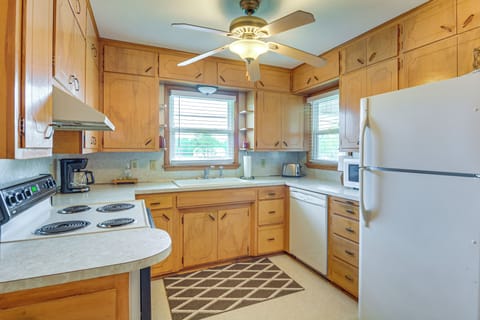 Kitchen | Dishwasher | Drip Coffee Maker w/ Coffee Provided | Toaster