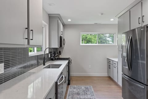 [Kitchen] Fully-stocked to enjoy the coffees, teas, and cooking utensils