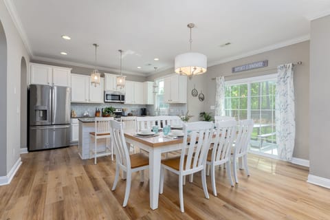 [Spacious & Open] Kitchen, Dinning, Living - Perfect for Vacay with the Family & Friends
