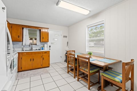 Diniing area that seats 6 people