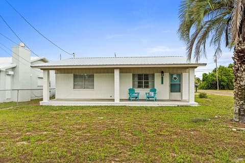 Adorable old Florida Cottage one block from the beach! 