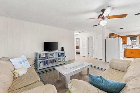 Living area - spacious with Roku tv