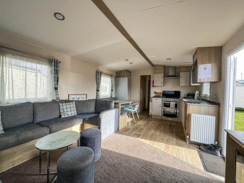 This versatile kitchen allows you to meet your family’s needs, whether you’re on a planned getaway or arranging a last-minute short stay.