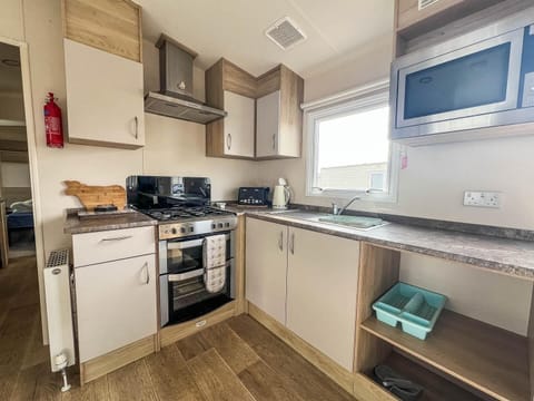 Enjoy greater value on your UK holidays with the kitchen in our 2cHolidays caravan at Dovercourt Holiday Park.