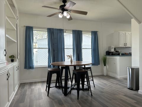 Additional dinning for 4 people