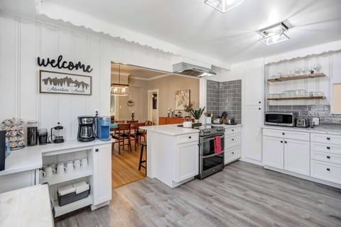 Cook with ease in this bright and fully equipped kitchen, where modern amenities meet classic charm.
