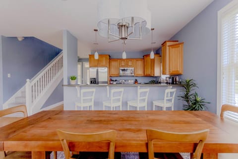 Between the bar and the table there is plenty of seating for your crew!