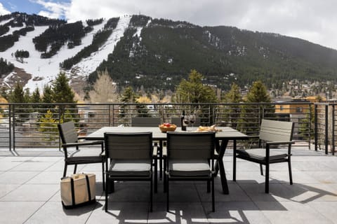 Outdoor Dining - Penthouse on Glenwood 401 - Jackson Hole, WY -  Luxury Villa Rental