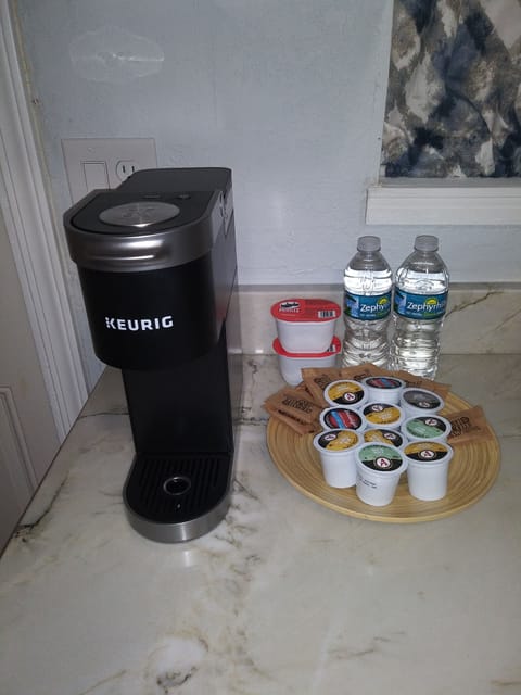 Coffee pot fits k cups. 