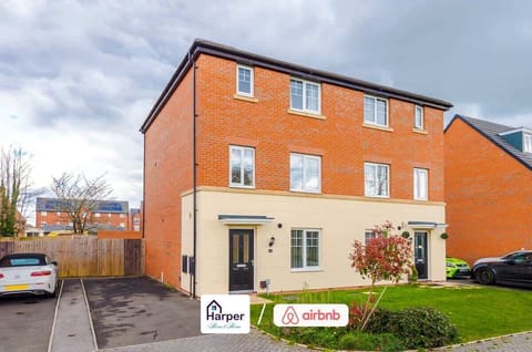 Stylish exterior with a private driveway and front garden.
Set in a peaceful neighbourhood, perfect for relaxing stays.