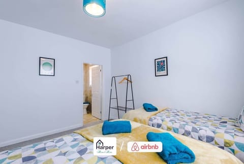 Bright and cheerful bedroom with a double and single bed.
Modern décor with blue and yellow accents for a fresh feel.
Ideal flexible setup for contractors, families, or groups.