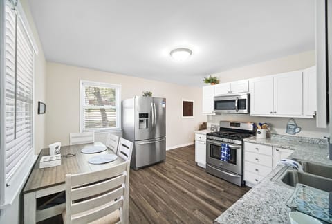 Dining Room Table can sit 6