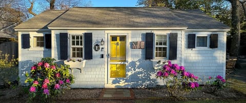 3 beaches. 7 minutes. 0 car keys needed. Your perfect South Yarmouth escape
