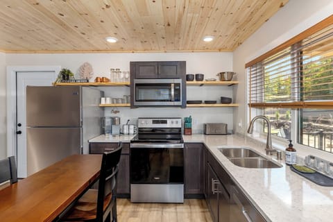 Full kitchen (1 of 3)