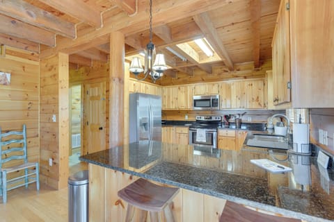 Breakfast Bar | Main Floor